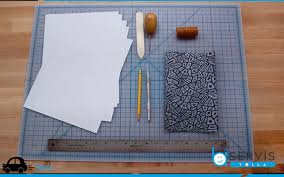 Kağıtları ortadan ikiye katlıyoruz burada bir iz oluşacaktır. Evde Defter Nasil Yapilir