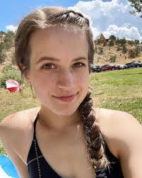 Shari Richards's Instagram, Twitter & Facebook