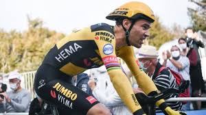 Salió en la quinta etapa de la ronda italiana tras la dura caída que sufrió ayer, pero tras la zona neutralizada decidió retirarse por el dolor de rodilla. Former Giro D Italia Winner Tom Dumoulin Puts Cycling Career On Hold Itv Cycling