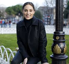 Birbirine çok benzeyen ezgi ile öykü kardeşleri gören birbirinden ayırt edemiyor. Oyku Karayel Kimdir