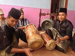 Mereka mengizinkan anak yang sudah mereka besarkan itu tinggal bersama ibu kandungnya. Seni Gendang Tradisi Pahang Peralatan Gendang Pahang Adalah Terdiri Daripada 3 Unit Gendang Ibu Gendang Anak Dan Tetawak Tidak Lebih Tidak Kurang Kecuali Kepada Lagu Gendang Perang Tambahan Peralatan Tetuang Dan