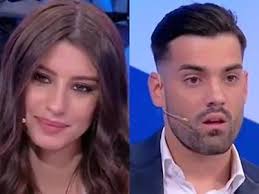 I due si scambiano un bacio, aprendo una bottiglia di spumante. Uomini E Donne Angela Nasti Umiliata Dalla Collega Spero Che Alessio Possa Trovare Libero Quotidiano