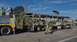 Ônibus tomado pelo fogo interdita rodovia BR-277