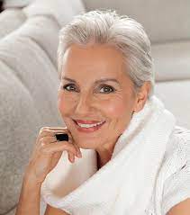 Coiffures femmes courtes 60 ans. Coiffures Cheveux Blancs Plus De 60 Ans Cheveux Blancs Cheveux Gris Les Coiffures De Stars