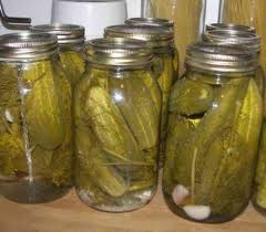 La Recette Des Cornichons Au Vinaigre Est Sans Doute La Star Des Recettes A Base De Vinaigre Et Ce Quel Que Soit L Cornichon Au Vinaigre Cornichons Cornichon
