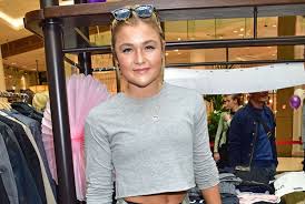 Sophia, du hast sehr viel abgenommen und heute eine super durchtrainierte figur. Corona Lockdown Fitness Kanale Von Pamela Reif Sophia Thiel Co Mit