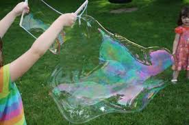 Air bisa ditambahkan sedikit demi sedikit ke dalam blender, yang lebih banyak adalah es batunya. This Homemade Bubble Recipe Makes The Best Giant Bubbles Ever