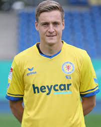 Felix kroos is a german professional footballer who plays as a midfielder for eintracht braunschweig. Felix Kroos
