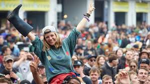 Rock am ring is one of the biggest rock festivals in europe. Rock Am Ring Verkauft Sich Teuer Luxus Camping Spaltet Festival Gemeinde N Tv De