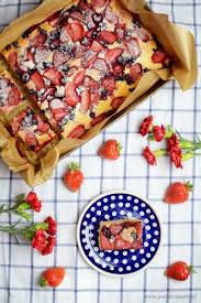 Placek z truskawkami to świetna propozycja na weekendowy wypiek. Ciasto Z Owocami Na Maslance Poezja Smaku