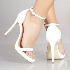 Pour cet été, dotez votre vestiaire d'un polo rose ou bleu, ainsi que d'une chemise : Basic White Is Ideal For Summer Especially With Ankle Strap Even Better With White Or Pale Stoc Chaussure Mariage Chaussures Mariee Chaussure A Talon Blanche