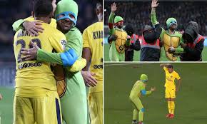 El pais claims mum fayza. Psg Players Deal With Ninja Turtles Pitch Invaders Daily Mail Online