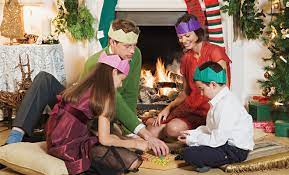 Los juegos nos permiten mantenernos unidos y disfrutar de una noche especial. Juegos Para Una Navidad En Familia