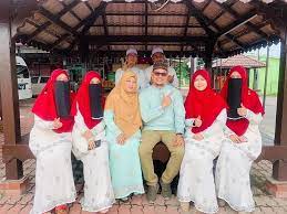 Sejarah waktu siaran slot akasia 2007. Ustaz Amidi Syeikh Muhd Zainul Asri Ustaz Abdullah Khairi Berserta Keluarga Bertemakan Warna Merah Putih Biru Facebook