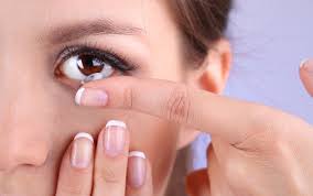 .aku dah pakai softlens sejak kuliah, well, karna aku minusnya tinggi dan kacamataku sering rusak, ilang atau ketinggalan hahaha,, aku sempat pakai softlens yang bening tapi harganya lebih mahal dan jujur aja aku gak keliatan contact lens nya kalau bening haha,, oia saran aku jangan pakai softlens. Cara Memakai Dan Merawat Lensa Kontak Agar Mata Tidak Iritasi Hello Sehat