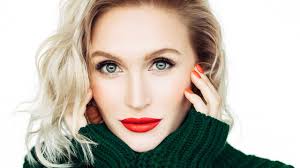 Many colors and types of lipstick exist. The Ultimate Guide To Flattering Makeup For Blondes L Oreal Paris