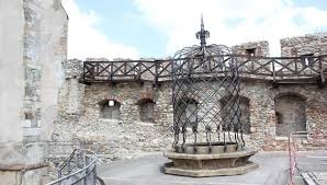 Storočia mal rozlohu 8,5 hektára. Nitriansky Hrad Hrady Zamky Kastiele Nitra Kamnavylet Sk