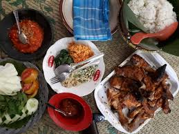 Nasi hainan merupakan masakan tionghoa yang sering dikaitkan dengan masakan malaysia atau singapura, dan juga ditemui di negara tetangga thailand, serta juga di wilayah hainan, china. Ayam Panggang Gandu Bu Suryani Kuliner Magetan Yang Ngangenin