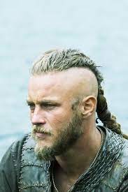 This style features loose strands of hair hanging down each side of your head. Ragnar Lothbrok S Hairstyle From Vikings Hairstyle On Point Wikinger Frisuren Ragnar Wikinger
