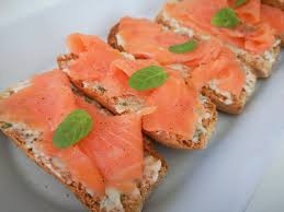 Crostoni al salmone i crostoni al salmone sono un delizioso antipasto preparato con pane casareccio tostato e cosparso di burro. Crostini Di Salmone Con Burro E Menta Semplicemente In Tavola