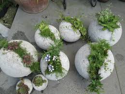 Alles Mogliche Aus Beton Wir Sind Die Heims In 2020 Betonkugel Selber Machen Betonkugeln Gartenkugeln