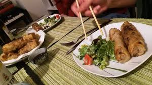 Frühlingsrollen sind in vielen vietnamesischen, thailändischen und chinesischen restaurants beliebt. Vietnamesische Fruhlingsrollen Mit Minze Und Radler Tit Tit