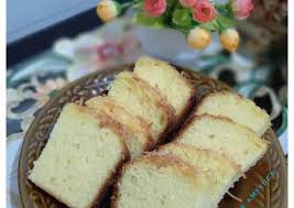 Kue bolu juga dapat dijadikan sebagai kue jenis lain sehingga tidak heran jika kue ini selalu hadir di berbagai acara. Yuk Membuat Bolu Keju Panggang Lembut 4 Telur Yang Khas