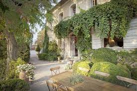bastide dans le luberon avec piscine et vue maison en provence jardin maison maison en pierre