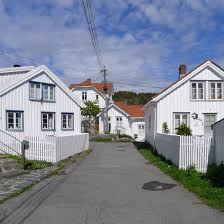 Arntzen er mest kjent for sin nordnorske humor og som mannen bak komifiguren oluf rallkattli. Risor Norge Norwegen