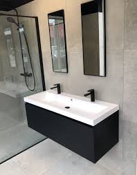 klein badmeubel met zwarte kranen badkamer badkamer ontwerp badkamer modern