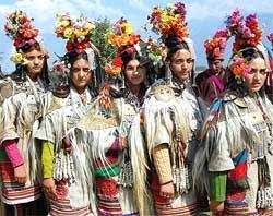 Phiran is a common dress for both men and women. Kashmir In High Spirits Unfolds Two Day Festival Deccan Herald