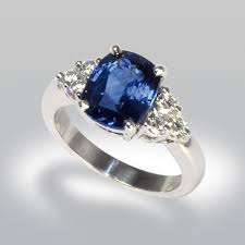 Cette bague de fiançailles diamant or blanc est sertie d'une pierre centrale saphir coussin de 0,90 carats. Bague De Fiancailles Bague Saphir Bague De Fiancaille Bague Joaillerie Saphir Bleu Diamants Bague Joaillerie Bague Fiancaille Bague Saphir