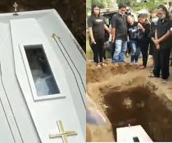 Video ini memiliki banyak sekali fansnya sehingga tidak salah kami membahas video bokeh ini sampai dengan selesai. Buried Alive Viral Video Shows Haunting Moment Corpse Appears To Wave To Mourners Through Coffin S Glass Panel Delsublog