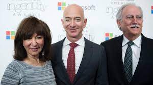 The amazon founder and washington late one drizzly night this past january, jeff bezos strode through the front door of the jefferson. Jeff Jackie Und Mike Bezos Eine Schrecklich Reiche Familie