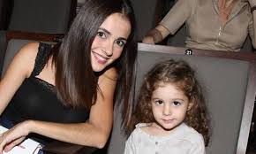 «έχουμε ότι δεν έχουν, όλα γύρω μας ας τρέχουν. Hbh Adamoy Stavento Goneis Gia Prwth Fora