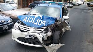 Cinco jóvenes se trasladaban en un audi que a más de 150 km/h se incrustó esta madrugada en una casa en lanús. Persecucion Vuelco Y Choque De Patrulleros En Lanus Lanus Noticias