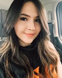 Potret Olivia Jensen yang Dikecam karena Jatuhkan Bendera Merah Putih