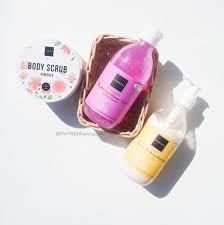 Produk ini juga berfungsi menjadikan kulit lebih kencang, sehat , melembabkan kulit & mencegah kulit berkerut. Review Scarlett Whitening Body Care Body Scrub Shower Scrub Dan Body Lotion Glow Happiness