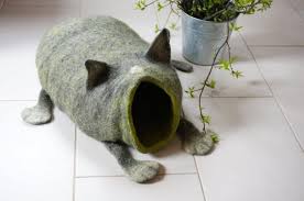 как сделать домик для кошки своими руками в домашних условиях Uyutnye I Zabavnye Domiki Dlya Koshek Ot Litovskih Masteric Koshachi Krovati Koshka Iz Vojloka Koshachij Son