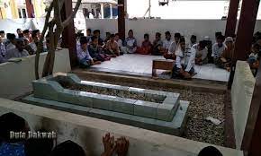 Syaidul istighfar allahumma anta robbi la ilaha illa anta kholaqtani wa ana 'abduka wa ana 'ala 'ahdika wawa'dika mastatho'tu a'udzubika min syaarri ma shona'tu wa. Bacaan Ziarah Di Kuburan Almarhum Ayah Singkat Indonesia