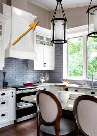 20 Stilvolle Und Kostengunstige Moglichkeiten Zur Dekoration Uber Kuchenschranken Zeitlose Kuche Kuchenschrank Kuchenumbau