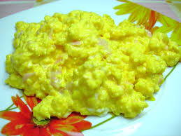 Rompete le uova in un piatto fondo, aggiungete latte, sale e pepe e sbattete con una forchetta. Uova Strapazzate Con Salmone Affumicato Ricette Veloci Di Tania