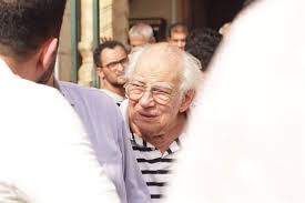 وأكد خالد النبوي، على رشوان توفيق عدم الخروج من المنزل مرة أخرى، وذلك خوفا عليه يذكر أن، خالد النبوي كان قد ذهب للفنان رشوان توفيق في منزله منذ فترة واحتفل معه بعيد ميلاده. ØµÙˆØ± Ø§Ù†Ù‡ÙŠØ§Ø± Ø§Ù„ÙÙ†Ø§Ù† Ø±Ø´ÙˆØ§Ù† ØªÙˆÙÙŠÙ‚ ÙÙŠ Ø¬Ù†Ø§Ø²Ø© Ø²ÙˆØ¬ØªÙ‡ ÙˆÙŠØ¨ÙƒÙŠ Ø§Ù„Ø¬Ù…Ù‡ÙˆØ± Ø¨Ø­Ø¯ÙŠØ«Ù‡ Ø¹Ù†Ù‡Ø§ Ù…Ø¬Ù„Ø© Ù‡ÙŠ