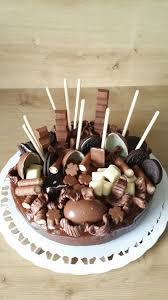 Schokoladen dekore sollten in keiner küche fehlen, ob auf der torte, cakepops, cupcakes oder einem leckeren eis. Schoko Torte Mit Viel Schoko Deko Schoko Deko Schokotorte Kuchen