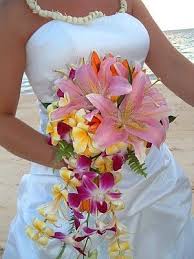 Flower Bouquet For Hawaiian Wedding Hawaiian Flowers Creates A Bold Look Of The Pacific A Spring Wedding Bouquets Hawaiian Wedding Dress Hawaiian Wedding