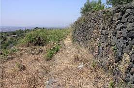 Linee di riscontro la fuga delle pietre laviche deve essere di cm 2 circa!per ottenere in modo semplice questo risultato consigliamo di realizzare delle linee di riscontro durante la posa della pavimentazione ogni 4/5 piastre. Muri A Secco In Pietra Lavica Picture Of Riserva Naturale Integrale Complesso Immacolatelle E Micio Conti Sicily Tripadvisor