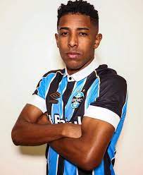 Guilherme alecsander machado guedes (born 18 may 1999), commonly known as guilherme guedes, is a brazilian footballer who currently plays as a left back for . Soccer News Gremio On Twitter Oficial Gremio Empresta O Lateral Guilherme Guedes A Ponte Preta Com Objetivo De Pegar Experiencia E Ter Mais Sequencias De Jogos Https T Co I67vyyvsyq