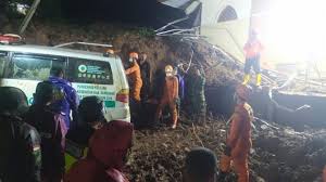 Hingga hari ke sembilan pasca kejadian tanah longsor yang menelan puluhan korban jiwa ini, sudah terhimpun dana bantuan senilai rp 2 miliar lebih. Longsor Sumedang Total 13 Orang Ditemukan Meninggal Bisnis Tempo Co
