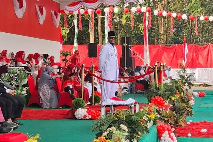 KH Fadzlan Garamatan Inspektur Upacara HUT ke-79 RI di Ponpes Nuu Waar AFKN