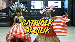Kebaya yang menjadi pakaian tradisional khas tanah air juga memiliki sentuhan brokat yang mana menambah kesan mewah, feminim, serta elegan. Sayangimalaysiaku Gaya Persis Super Model Siapa Si Cilik Berbadan Lentik Ini Youtube